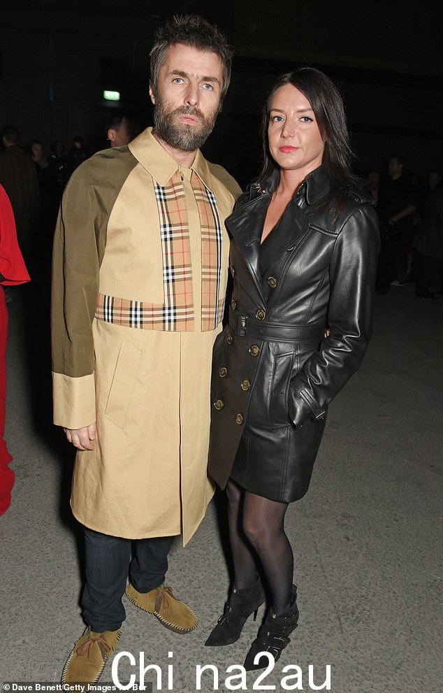 52 岁的 Liam Gallagher 第三次推迟了与 40 岁的 Debbie Gwyther 的婚礼(合影于 2018 年)