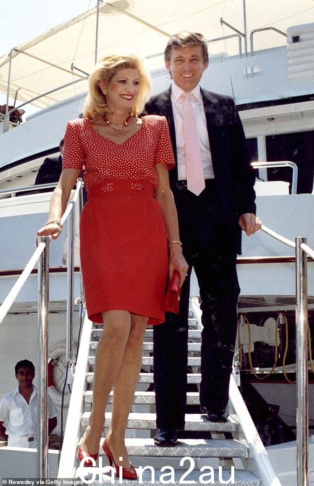 Ivana(如图,左)于 1977 年至 1990 年与唐纳德·特朗普(如图,右)结婚