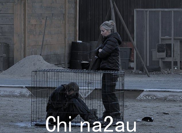 Georgia 为此被关在狗笼里,她在隔离中遭受痛苦,并受到工作人员的积极调查,而另一位参赛者比安卡·加斯科因被迫向她的班级泼冷水。 =