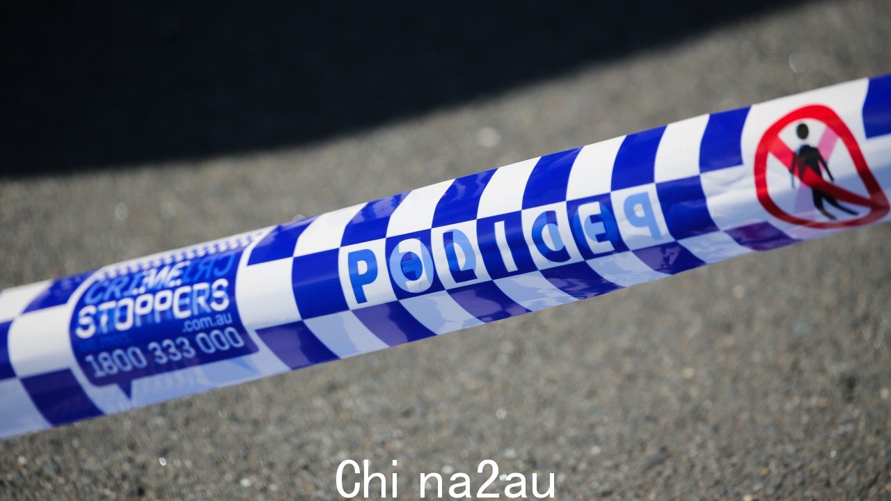 新南威尔士州警方进入一个房间并使用泰瑟枪逮捕了一名 35 岁的男子,此前有报道称一名 35 岁的男子在北沃加沃加附近参与了枪击和刺伤事件。图片:NCA Newswire / Gaye Gerard