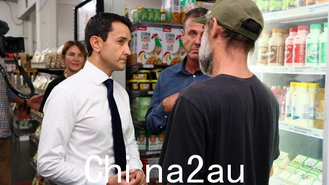 LNP 领导人 David Crisafulli 遭到质询一位阳光海岸当地人在食品银行为即将到来的州选举做竞选活动。图片:Tertius Pickard/澳大利亚新闻集团