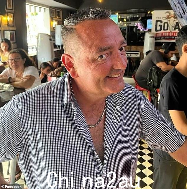 Michael Le Grand 在他的巴厘岛山羊酒吧内,位于天堂岛的勒吉安海滩