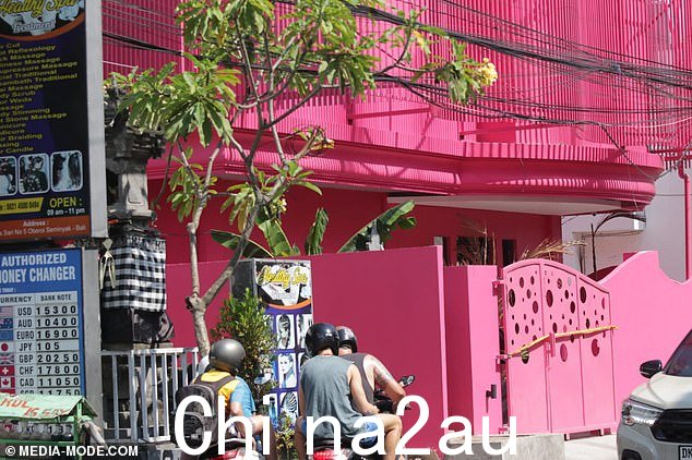 警方已经关闭了该场所,用犯罪现场胶带封锁了现场,并逮捕了八人,其中包括墨尔本夫妇 Michael 和 Lynley Le Grand,他们在巴厘岛拥有一家酒店帝国