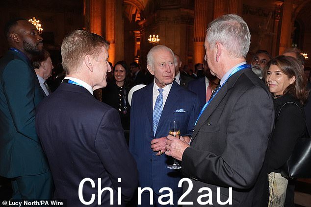 在圣保罗大教堂举行的活动中,王室成员与商界领袖交谈时聚精会神地聆听