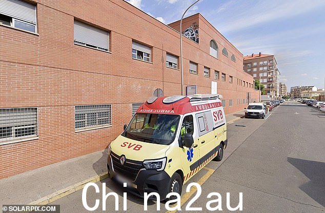 一位两个孩子的妈妈被她的宠物仓鼠咬伤后死亡。 38 岁的老人在西班牙一家医疗中心外晕倒(如图)