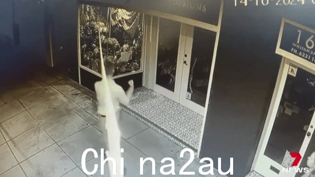 录像显示。 20岁的男子拳打脚踢自己的脸。图片:七新闻