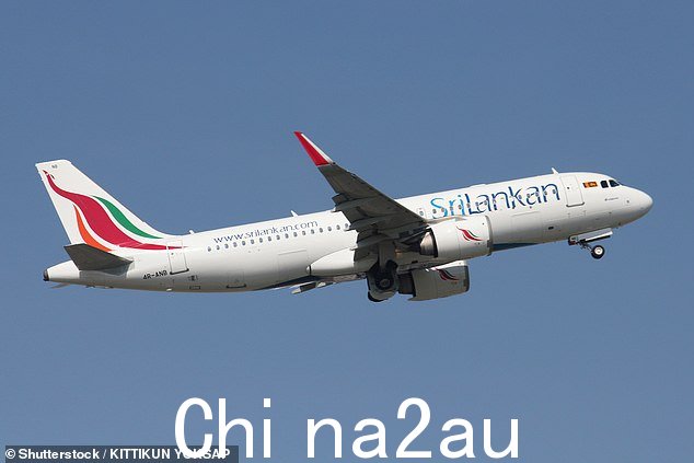 斯里兰卡航空公司的一名机长因在飞行途中使用卫生间而将其女副驾驶锁在驾驶舱外而被停飞