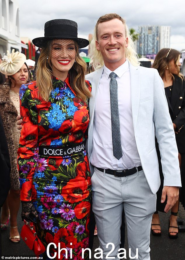 严重受伤使超级马拉松运动员(与 Delta Goodrem 合影)无法参加比赛实现了他最初的目标,即在 10 天零 10 小时内打破 1,000 英里的世界纪录