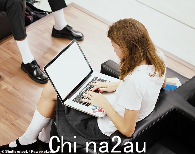 学生认为“穿裙子会让女学生性感,因为内衣可能会暴露”。该论点被仲裁庭驳回(学生的库存图片)