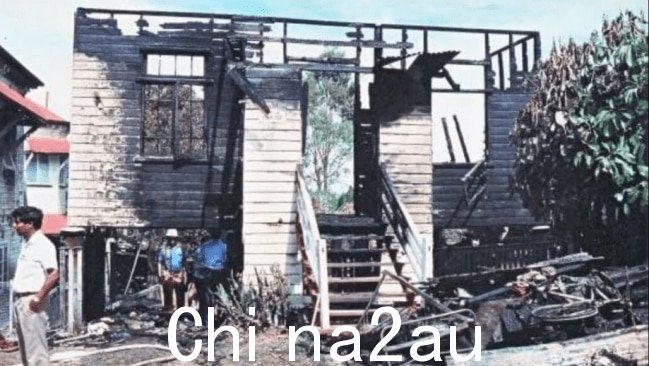 警方表示,火势“迅速蔓延”到整栋大楼,导致居民纷纷逃离,并从窗户跳下逃生。图片:QPS。