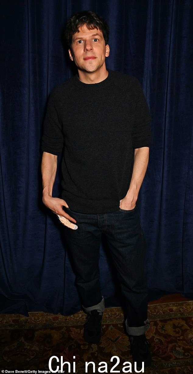 出席的还有《社交网络》明星 Jesse Eisenberg,41 岁,他穿着一条深蓝色休闲牛仔裤,保持休闲风格