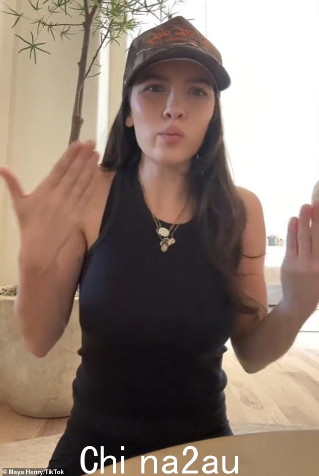 '自从我们分手后,他给我发消息,就会炸毁我的手机,不仅是他的手机,而且总是来自不同的电话号码,所以我永远不知道它会在哪里来自,”她说