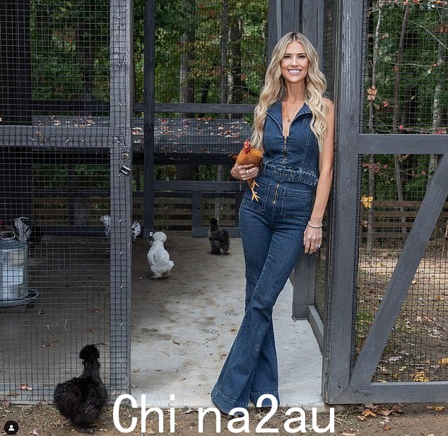 克里斯蒂娜·霍尔 (Christina Hall) 在与结婚两年的丈夫乔什·霍尔 (Josh Hall) 离婚期间更改了自己的姓氏。周二有消息称,她现在再次使用自己的婚前姓氏 Haack。霍尔三个月前提出离婚