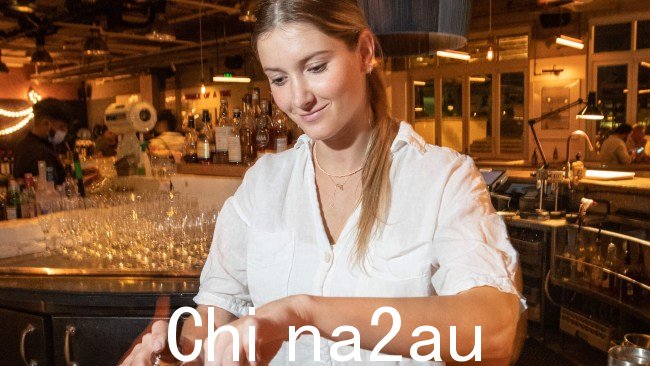 一项关键提案要求购房者在搬进现有的深夜娱乐区时必须得到正式通知 上传悉尼酒吧开业的图片。照片:Tom Parrish/NCA