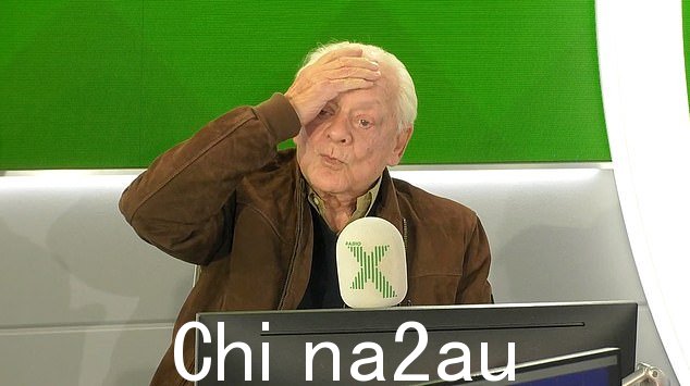 星期三早上出现在克里斯·莫伊尔斯秀上时,大卫滔滔不绝地说罗尼是“最好的人”,并透露这位已故明星曾经向他打招呼我退休时收到的一份暖心礼物