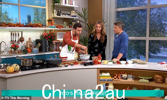 周三,他从舞池休息了一下,进入 ITV 厨房,为主持人 Ben Shephard 和 Cat Deeley 准备意大利菜