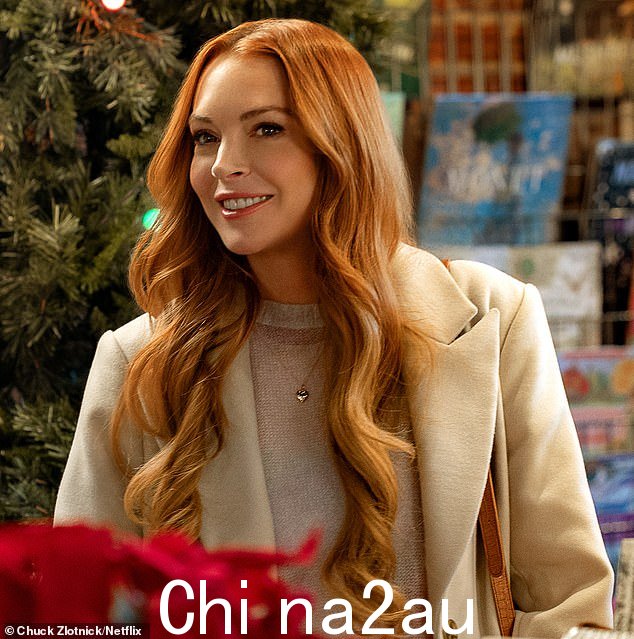 Lindsay Lohan 最近看起来年轻了很多。仿佛 20 年前的年轻自己又回来了,取代了她。而她在新剧中又显得年轻了一半。她即将上映的圣诞电影“我们的小秘密”的宣传照片 class=