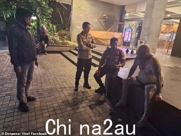 警方在爱情时尚酒店外与巴里交谈,但称他沟通不佳,因此建议将他送往巴厘岛最大的医院