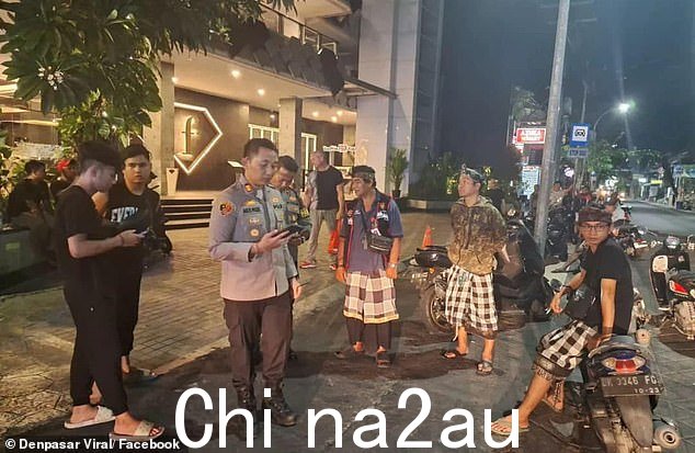 上周四晚上 9 点左右,勒吉安爱情时尚酒店外的警察,当时巴里语无伦次地大喊大叫并穿着内裤指挥交通,最终出现在勒吉安爱情时尚酒店外