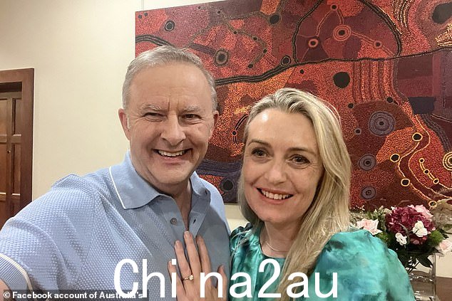 随着澳大利亚努力应对移民引发的住房危机,总理在悉尼北部新南威尔士州中央海岸的科帕卡巴纳 (Copacabana) 购买了一套海滨别墅(图中为安东尼·艾博尼斯 (Anthony Albanese) 与未婚妻朱迪 (Jodie) 的合照) Haydon)