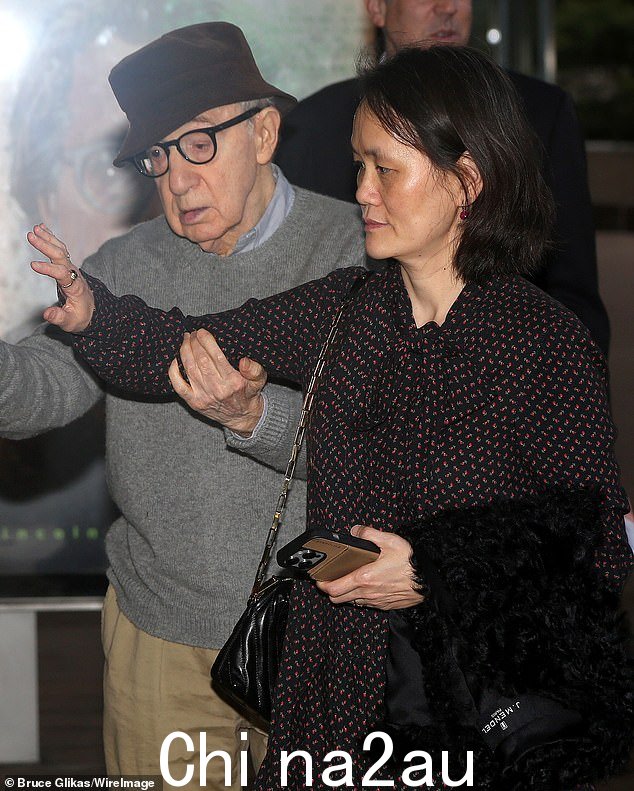 伍迪·艾伦 (Woody Allen),88 岁,和他的妻子宋伊·普雷文 (Soon-Yi Previn),54 岁,似乎正在重新出现在纽约市的社交场合。上个月在“纽约”课堂上拍摄的照片=