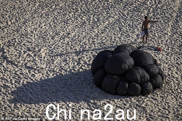 一个类似常见皮肤癌的巨大黑色雕塑出现在悉尼塔玛拉玛海滩上,作为一年一度的海边雕塑展的一部分。