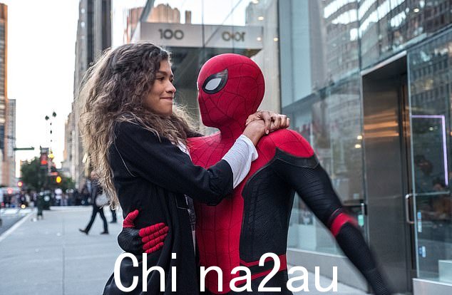 虽然他和赞达亚认为剧本“很棒”,但霍兰德承认“它需要改进;赞达亚和汤姆在《蜘蛛侠:英雄远征》(2019) 中出现” class=