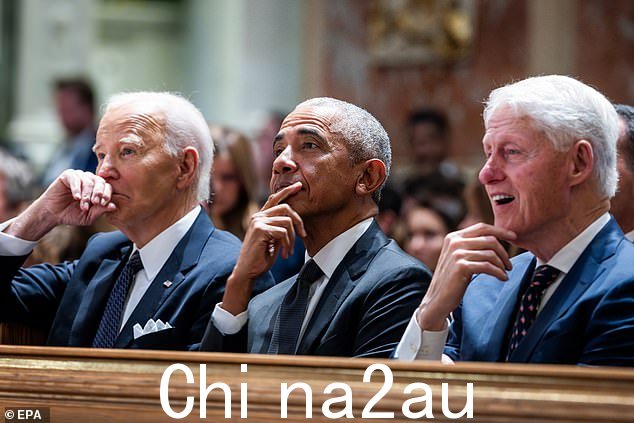 美国总统乔·拜登(左)与前总统巴拉克·奥巴马(中)和比尔·克林顿(右)一起出席罗伯特·肯尼迪遗孀埃塞尔·肯尼迪的追悼会,位于华盛顿特区的圣马太使徒大教堂
