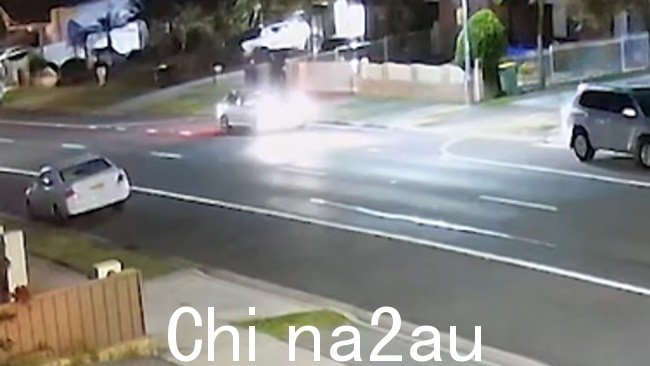警方在事故发生后发布了闭路电视录像,呼吁提供信息周末,悉尼西南部发生一起肇事逃逸事件,一名妇女被紧急送往医院。图片:新南威尔士州警方。
