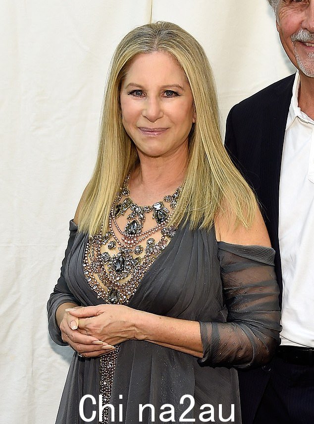 Barbra Streisand,82 岁,已邀请几位大牌艺术家加入她的新二重唱专辑,该专辑将于 2025 年初发行。见于 2016 年