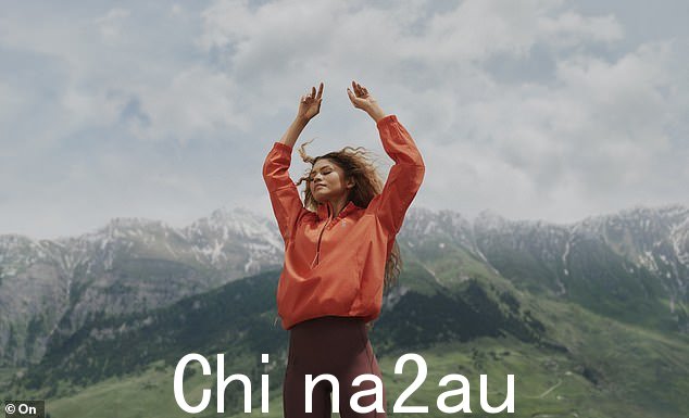 这些照片是在瓦尔斯山村拍摄的,目的是“通过运动、探索和人际关系来强调新体验的重要性”