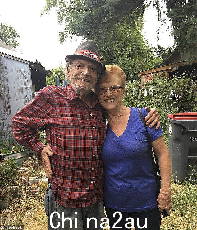 Day 的妹妹 Nelda Adkins(与 Day 合影)表示,她和她的兄弟并不经常说话,所以她好几次没有收到他的消息并不罕见。 Months