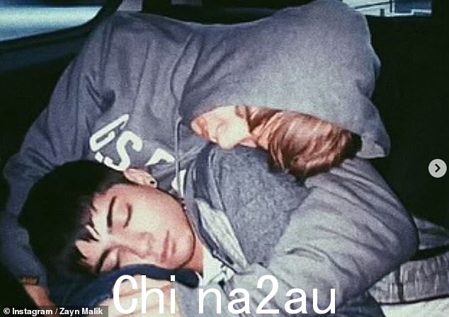 几分钟后,Zayn Malik 也在社交媒体上分享了他自己的长篇致敬,并附上了一张他和 Liam 睡在一起的甜蜜照片