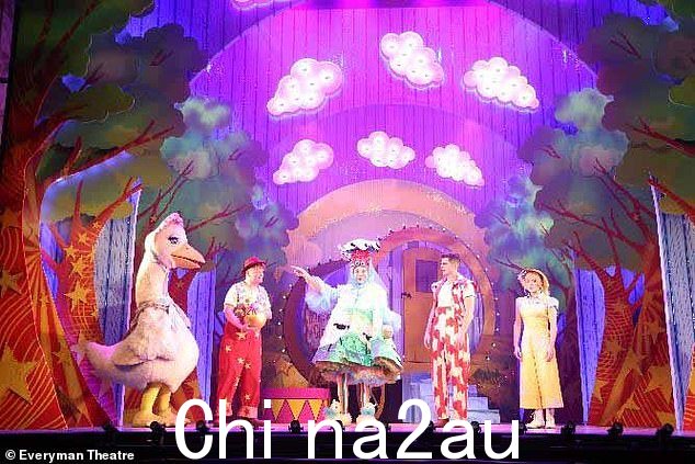 在公众抱怨其素食主题后,切尔滕纳姆的普通人剧院放弃了演出《鹅妈妈》中使用的一首歌曲