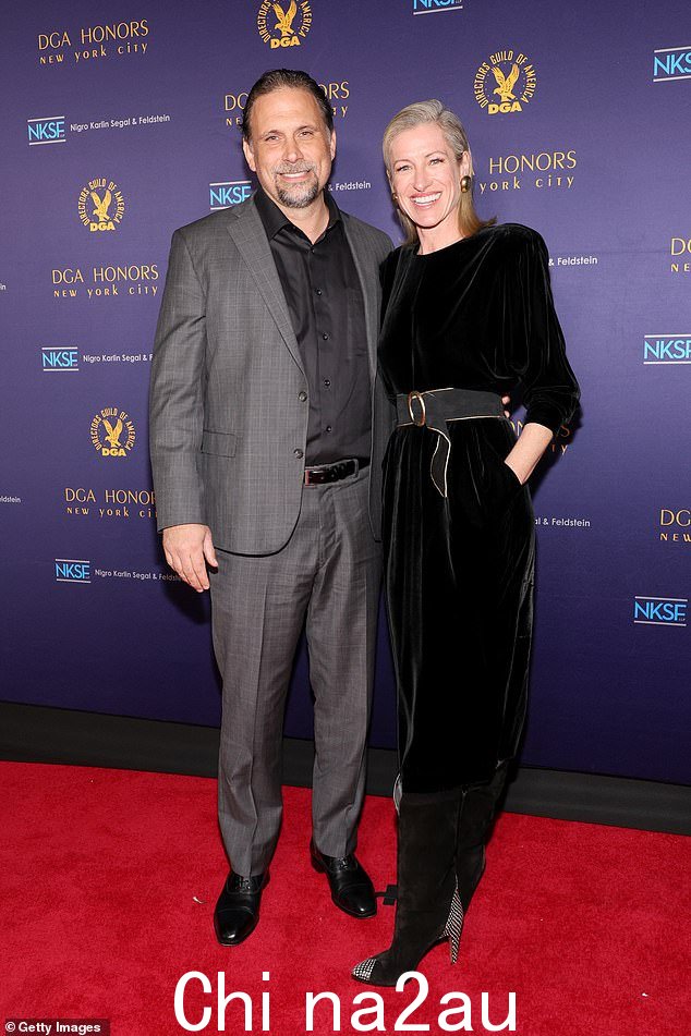 他是 Jeremy Sisto,50 岁。Sisto 与妻子 Addie Lane 一起出现在纽约 DGA 剧院举行的 2024 年 DGA 荣誉颁奖典礼上