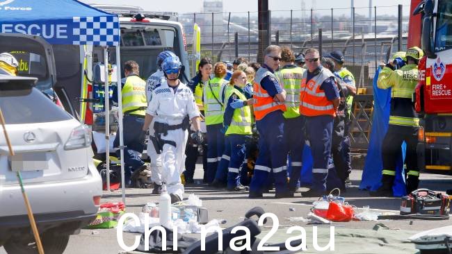 当局到达现场,发现一名男子死在残骸中,而现场发现的另一名男子正在接受护理人员的救治,但后证实已死亡。图片:NewsWire / John Appleyard。