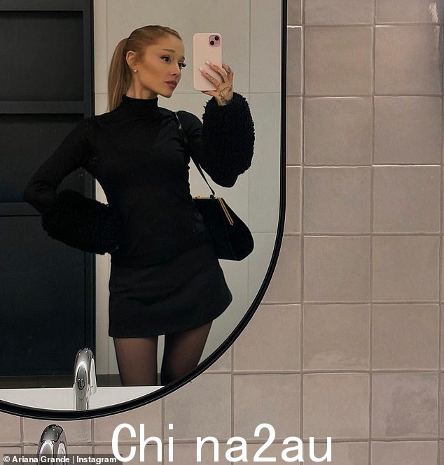 Ariana,31 岁,还分享了一张穿着紧身黑色迷你裙的性感镜子自拍照