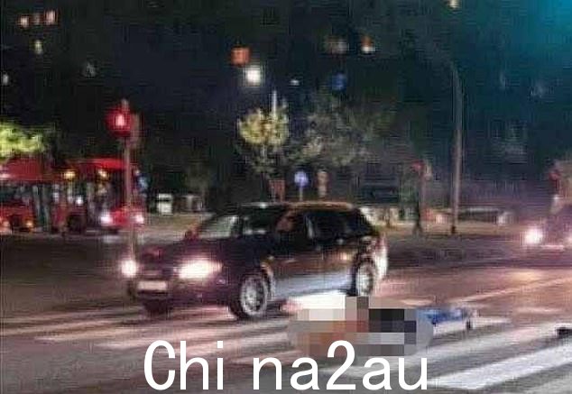 如图,尸体躺在白色条纹人行横道上,从灵车上掉下来
