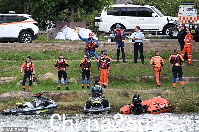 接到报告称一名妇女和两名儿童落水“遇险”后,紧急服务人员赶往乔治河兰斯维尔好莱坞大道附近希勒公园的船坡道