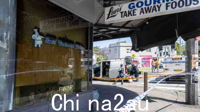 紧急服务于凌晨 4:10 左右赶往北邦迪的 Lewis' Continental Kitchen接到火灾报告后,警察赶到,发现该店已着火。图片:NewsWire/Monique Harmer