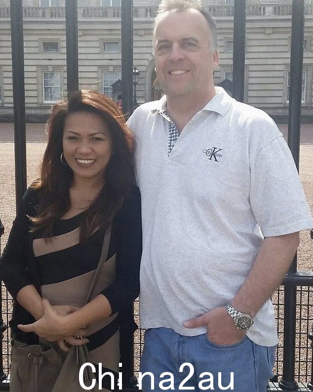 当皮特的父亲特雷弗(与他的妻子合影)因特雷西与他的一位朋友发生婚外情而离开东伦敦的家时,父子俩最初保持联系,并在埃及度过了一个假期。但从那以后他们就疏远了,现在根本没有任何关系
