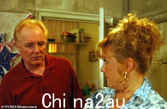 他主演在这部长期播出的肥皂剧中工作了十年,直到 2007 年,ITV 老板因泄露节目秘密而将他停职