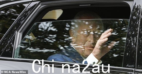 澳大利亚悉尼 - NewsWire 照片 2024 年 10 月 21 日:查尔斯国王离开时挥手致意基里比利的海军部大厦。图片:NewsWire / Damian Shaw