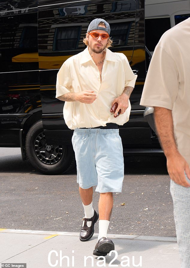 贾斯汀·比伯 (Justin Bieber),30 岁,自他的曾经的导师、54 岁的肖恩·‘吹牛老爹’库姆斯 (Sean ' Diddy ' Combs) 被捕后首次在 Instagram 上发布了自己的照片组合以及与鸟类相关的图像。 6 月在纽约拍摄的照片
