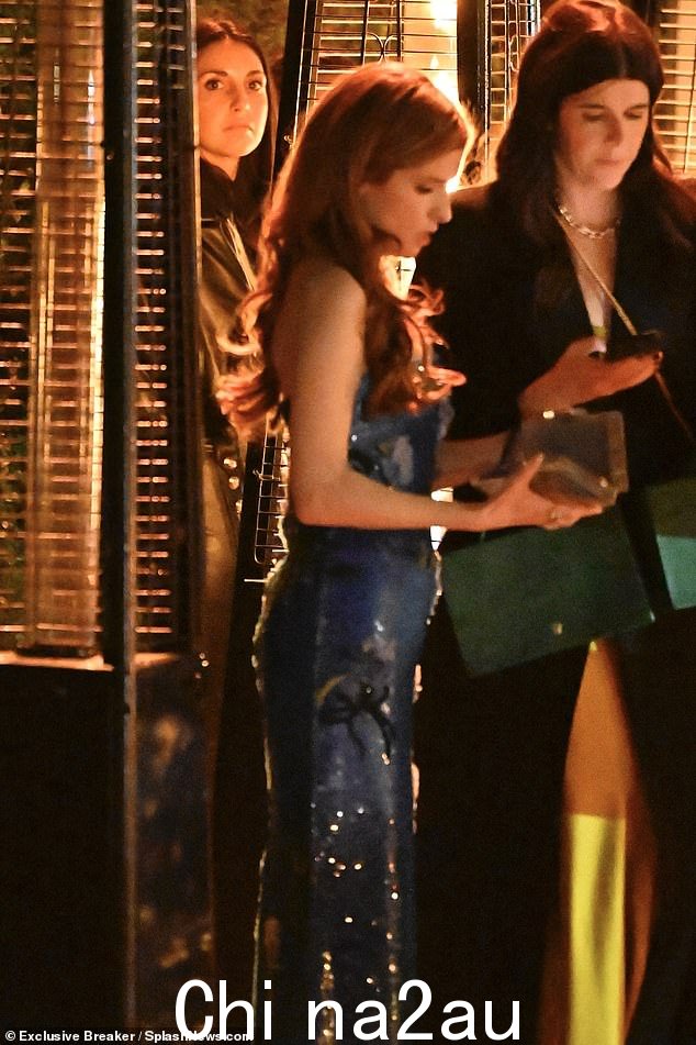 安娜·肯德里克 (Anna Kendrick) 周六晚上在洛杉矶穿着无肩带亮片连衣裙走出 2024 年学院博物馆晚会时,看上去很轻松