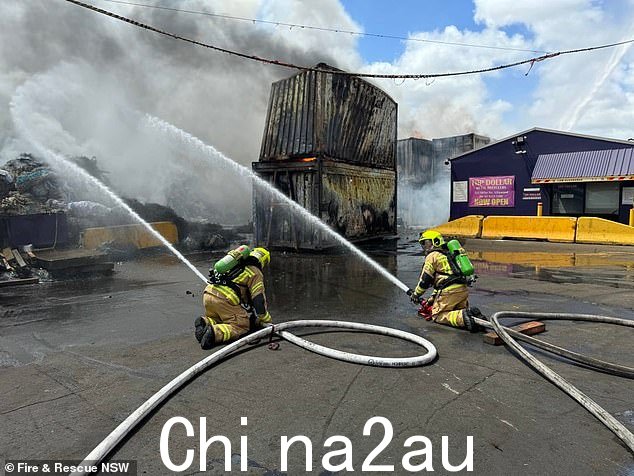 另外 20 名消防人员加入了 40 名消防员的队伍,火势仍在肆虐