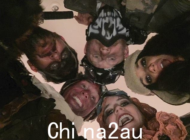 众所周知,苏塞克斯夫妇与尤金妮和布鲁克斯班克先生关系密切,而公主是这对夫妇的 Netflix 纪录片中唯一出现的王室成员。图:两对夫妇2017 年万圣节