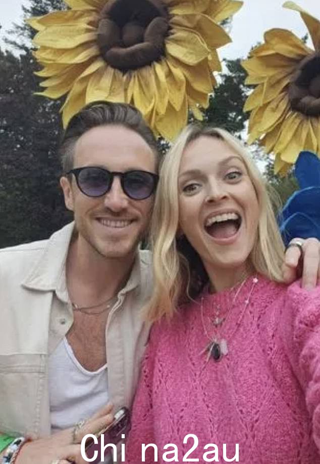 X Factor 明星凯·索恩斯 (Kye Sones) 在节目中首次亮相 12 年后,他在 Instagram 上与名人好友 Fearne Cotton 摆出甜蜜自拍照,看上去几乎认不出来了