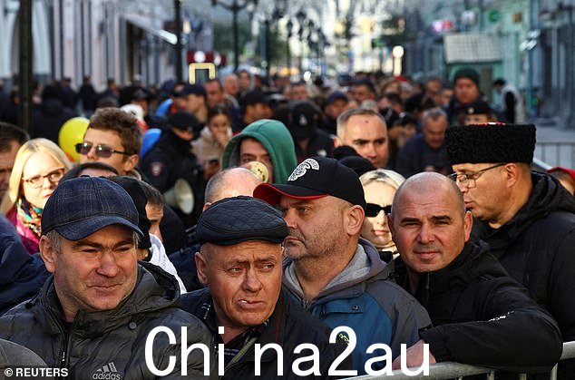 人们在摩尔多瓦大使馆外的投票站外排队,该国将于 2024 年 10 月 20 日在俄罗斯莫斯科市中心举行总统选举和加入欧盟公投