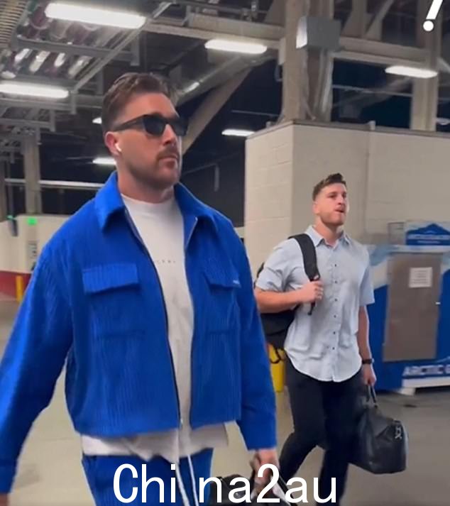 Kelce 来到李维斯体育场参加对阵 49 人队的比赛,他穿着亮蓝色灯芯绒夹克和裤子组合,搭配白色 T 恤,上衣很酷,深色太阳镜